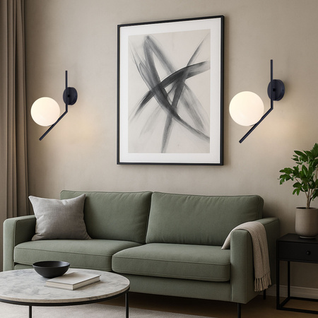 Lampa ścienna czarna metalowa z mlecznym kloszem ozdobna szklana kula E27 kinkiet design