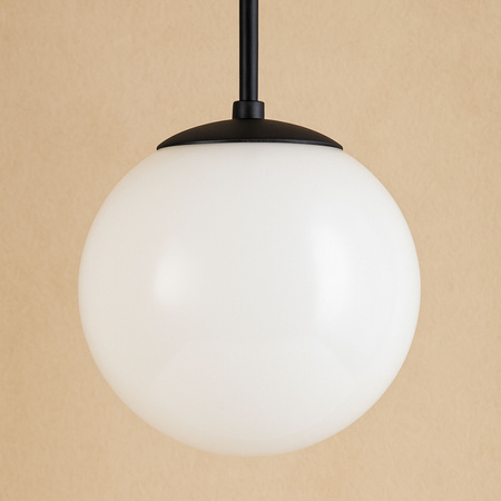 Lampa sufitowa czarna metalowa z mlecznym kloszem ozdobna szklana kula E27