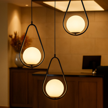 Lampa sufitowa czarna metalowa z mlecznym kloszem ozdobna szklana kula E27 rama kropla