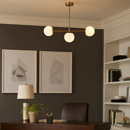 Lampa sufitowa złota metalowa z 3 mlecznymi kloszami ozdobna E27