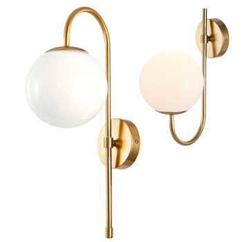 Lampa ścienna złota metalowa z mlecznym kloszem ozdobna szklana kula E27 kinkiet