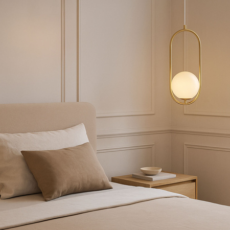 Lampa sufitowa złota metalowa z mlecznym kloszem ozdobna szklana kula E27 w owalnej ramie