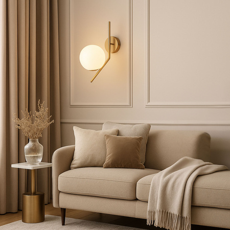 Lampa ścienna złota metalowa z mlecznym kloszem ozdobna szklana kula E27 kinkiet design