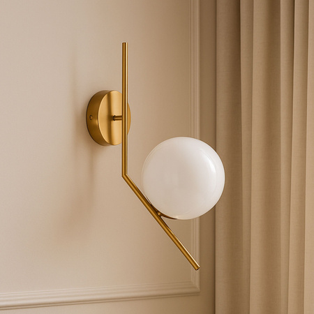 Lampa ścienna złota metalowa z mlecznym kloszem ozdobna szklana kula E27 kinkiet design