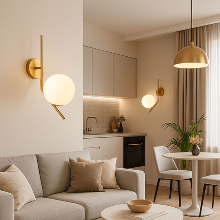 Lampa ścienna złota metalowa z mlecznym kloszem ozdobna szklana kula E27 kinkiet design