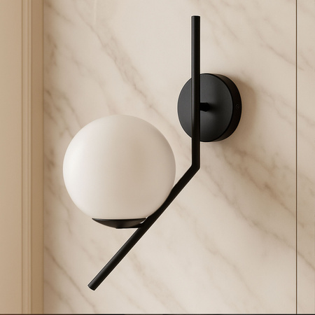 Lampa ścienna czarna metalowa z mlecznym kloszem ozdobna szklana kula E27 kinkiet design