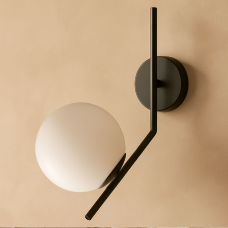 Lampa ścienna czarna metalowa z mlecznym kloszem ozdobna szklana kula E27 kinkiet design