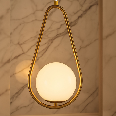Lampa sufitowa złota metalowa z mlecznym kloszem ozdobna szklana kula E27 rama kropla