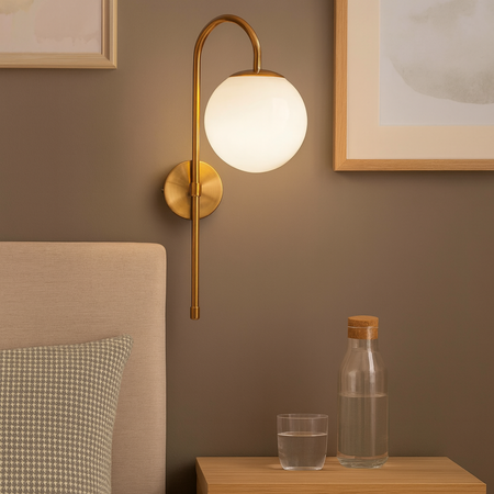 Lampa ścienna złota metalowa z mlecznym kloszem ozdobna szklana kula E27 kinkiet